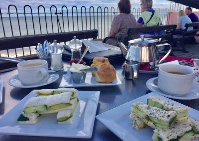 Creamtea und Scones mit Aussicht auf die Lyme Bay