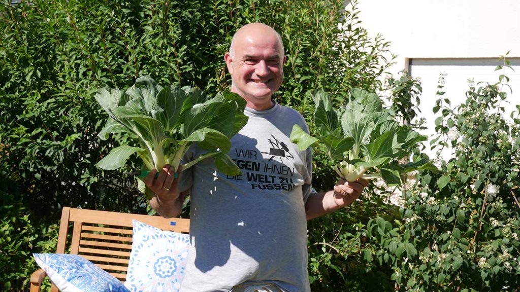 Joachim mit seinem ersten geernteten Kohl